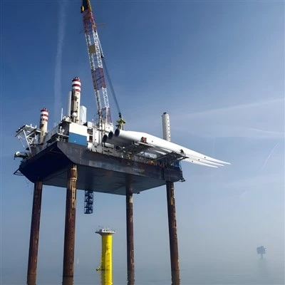 Qual é a função do radiador na plataforma de uma escavadeira?